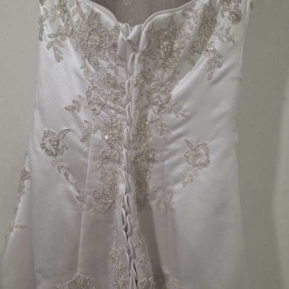 WEDDING DRESS - Picture 8 of 15